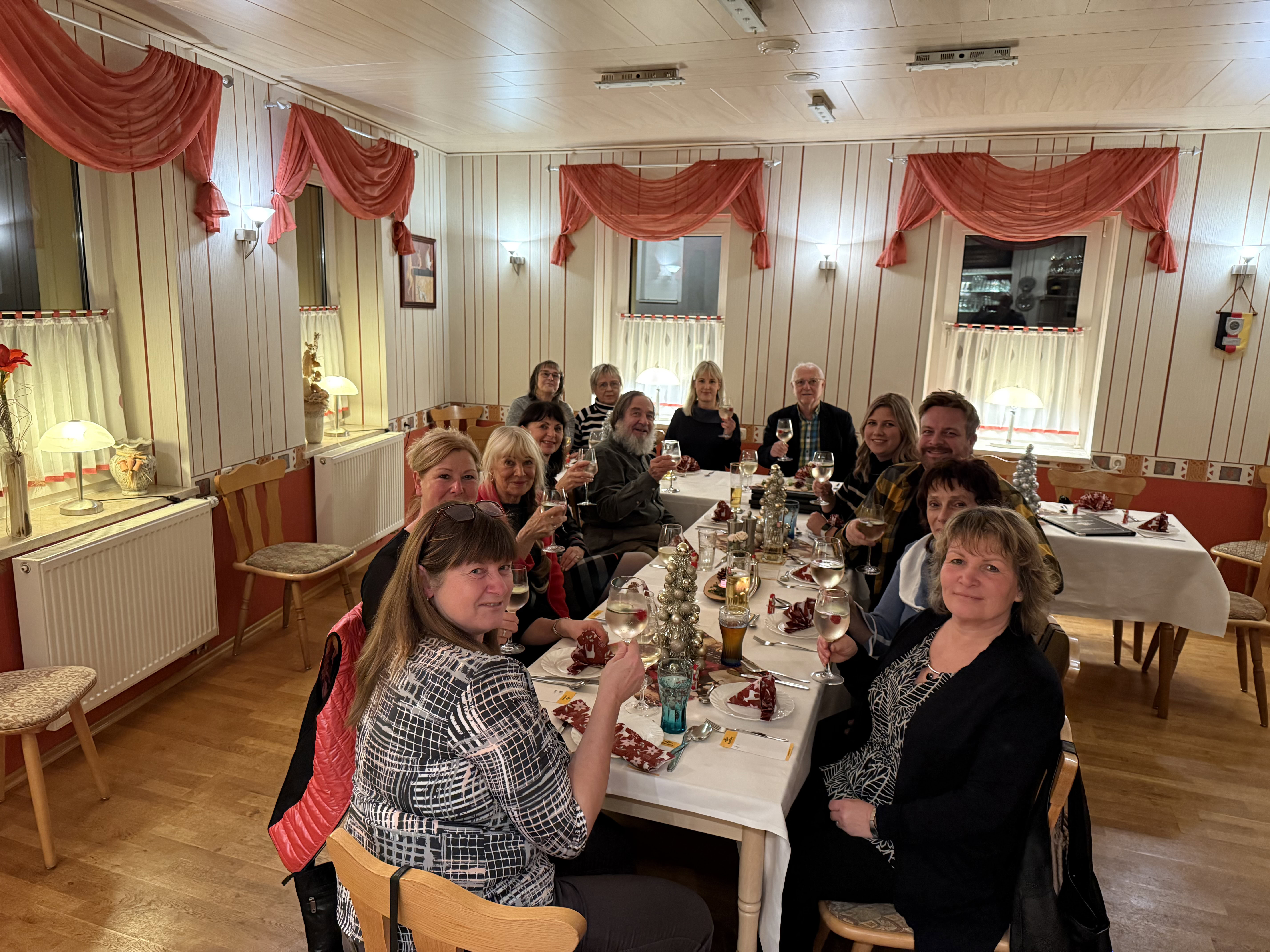 Mitglieder des KV Apolda ein einer festlichen Tafel