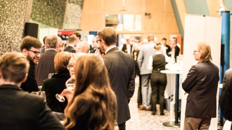 Menschen bei einer Konferenz unterhalten sich